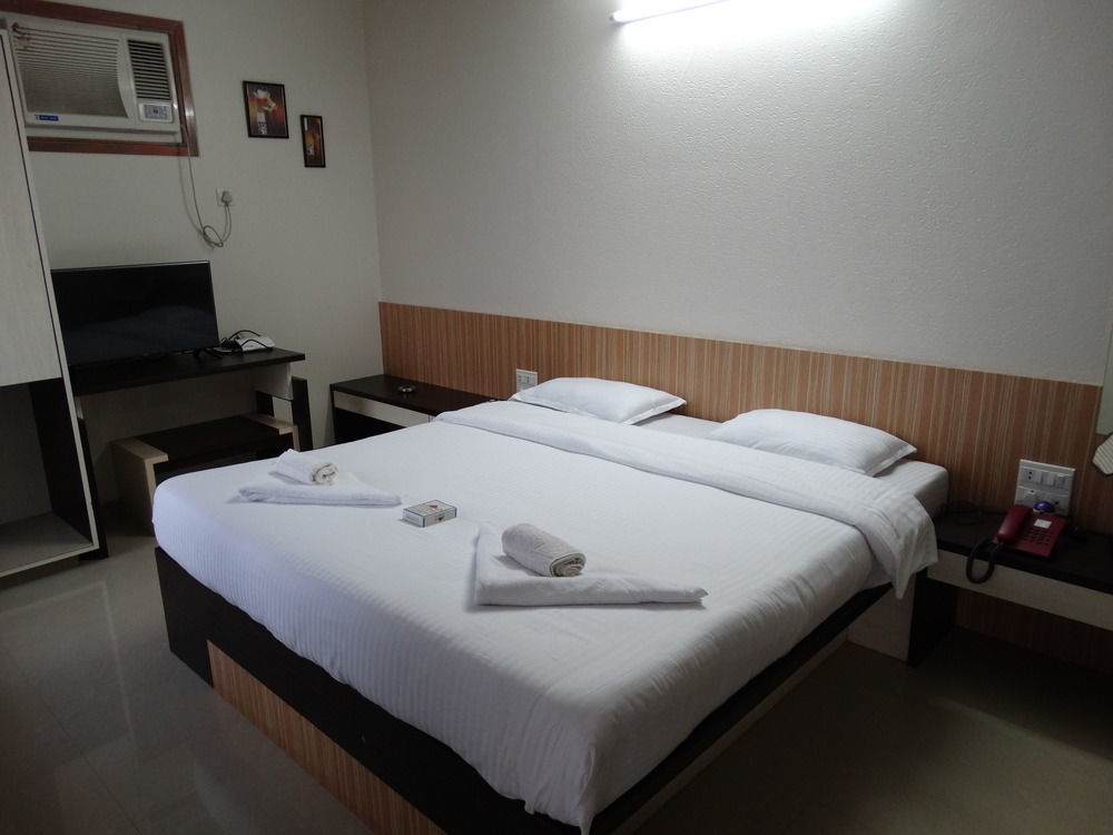 Abhishek Beach Resort And Spa Ganpatipule Exterior photo